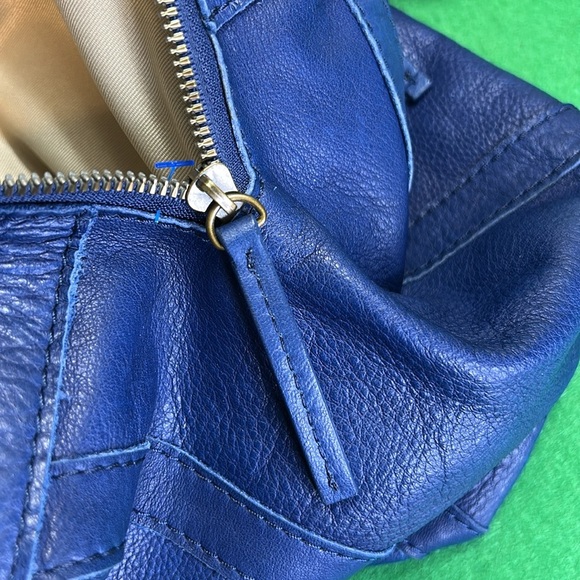 AMERICAN LEATHER CO BLUE SOFT LEATHER TRIPPLE ENTRY BUCKET SHOULDER BAG - Picture 11 of 16